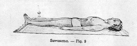 Savasana, Fig. 9 — el cadáver: tendido inmóvil sobre la esterilla, la postura de reposo que cierra la serie.